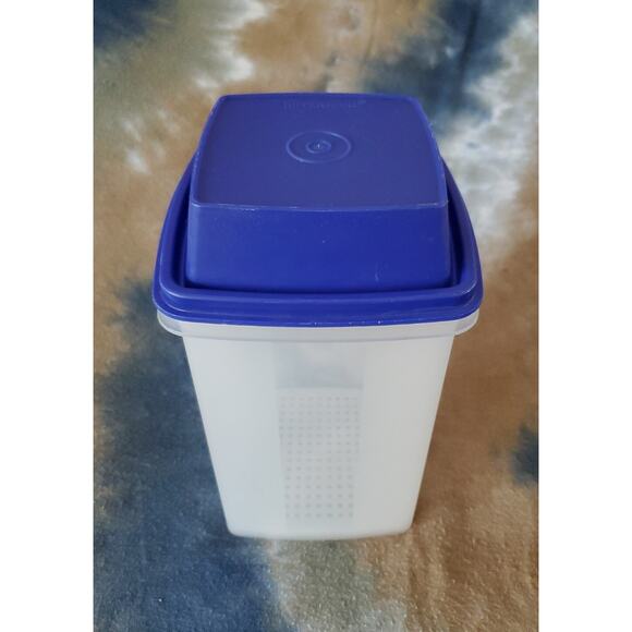 TUPPERWARE 1560 Pick-A-Deli Pickle Keeper (Bottom is Sheer and Lid Royal Blue - Picture 1 of 4